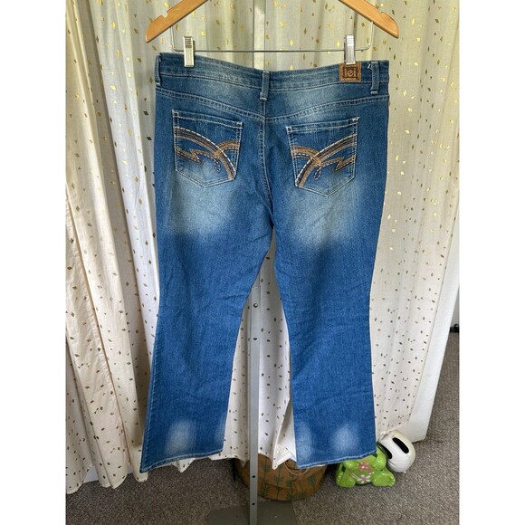 L.E.I. Junior's Felicia Low Rise Distressed Factory Faded Boot Denim Jeans 11 - Picture 3 of 7